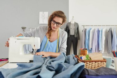 Moda Tasarımcısı dikiş makinesi onun Studio çalışma