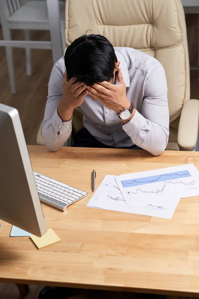 Estressado Frustrado Jovem Empresário Sua Mesa Escritório — Fotografia de Stock