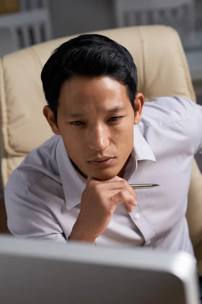 Young Asian Business Executive Reading Data Computer Screen — Stock Photo, Image