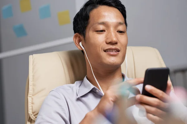 Uśmiechający Się Azjatycki Biznes Biznesmen Słuchawkach Wybór Muzyki Pracy Swoim — Zdjęcie stockowe
