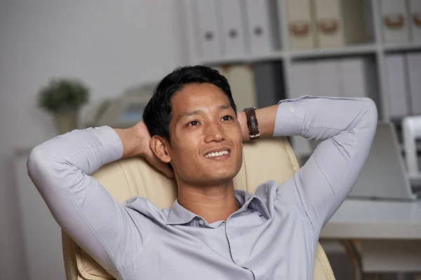 Retrato Hombre Negocios Vietnamita Soñador Sentado Una Silla — Foto de Stock