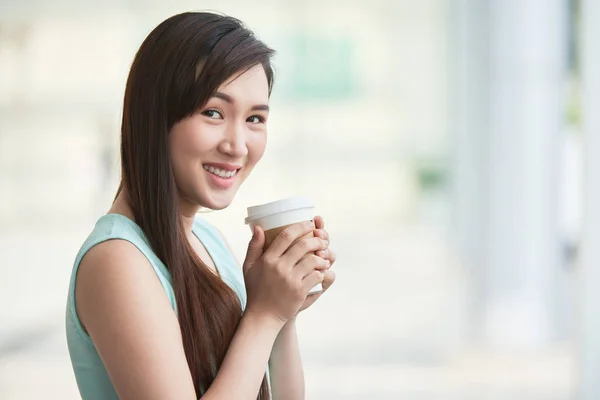 Encantadora Joven Vietnamita Disfrutando Una Taza Café Para Llevar — Foto de Stock