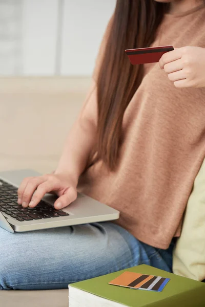 Imagen Recortada Mujer Utilizando Diferentes Tarjetas Crédito Para Hacer Compras — Foto de Stock