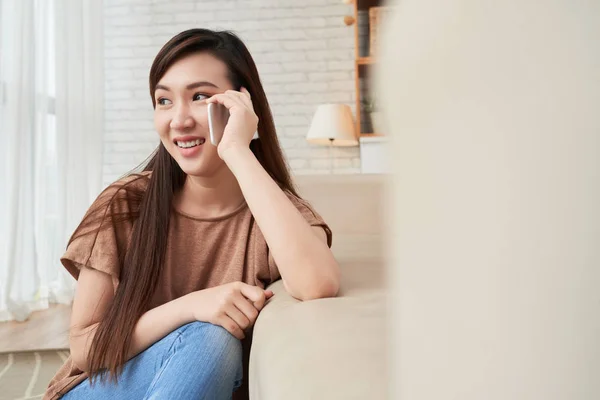 電話で呼び出してかなりアジアの笑顔の女性の肖像画 — ストック写真