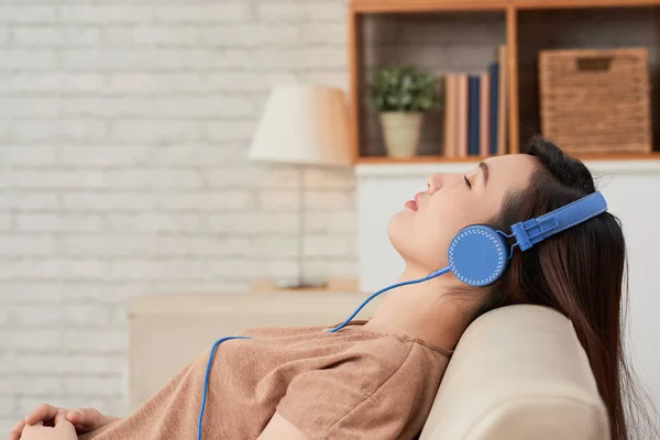 Joven Mujer Asiática Auriculares Descansando Con Los Ojos Cerrados — Foto de Stock