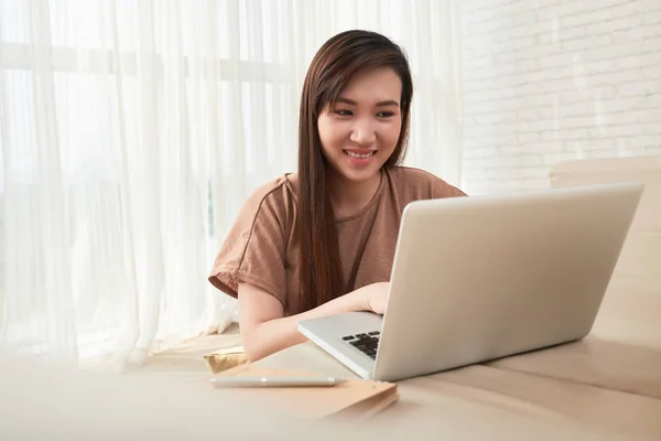 Attraente Sorridente Donna Asiatica Che Lavora Laptop Casa — Foto Stock