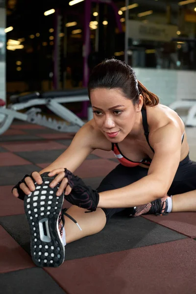 Mulher Asiática Desportiva Vestindo Top Leggings Sentado Chão Fazendo Exercício — Fotografia de Stock