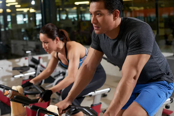 Deportiva Pareja Asiática Montando Bicicletas Estacionarias Gimnasio — Foto de Stock