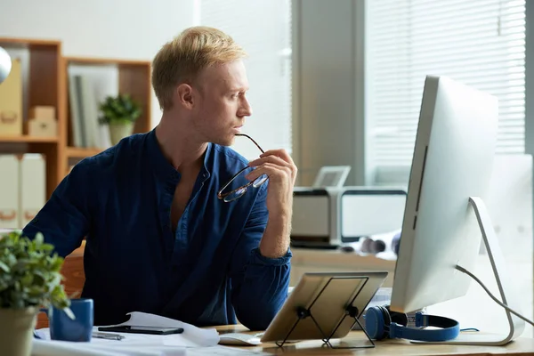 Contemplando Hombre Negocios Sentado Mesa — Foto de Stock