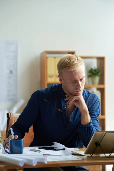 Hombre Negocios Concentrado Leyendo Información Tableta — Foto de Stock