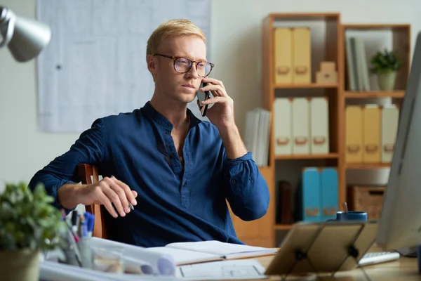 Συλλογισμένος Ξανθά Επιχειρηματία Γυαλιά Που Μιλάει Στο Τηλέφωνο — Φωτογραφία Αρχείου