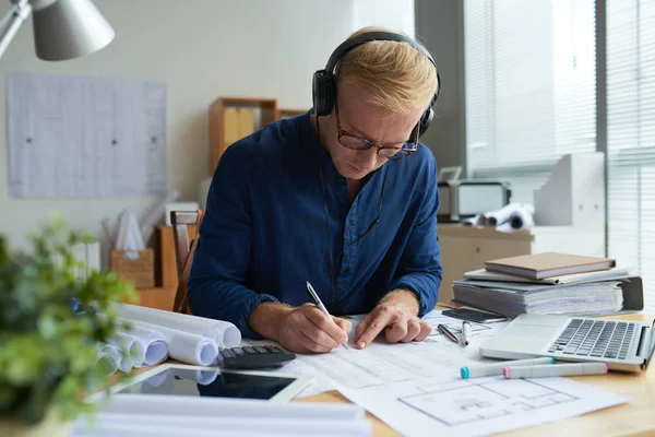 Arquitecto Escuchando Música Sus Auriculares Cuando Trabaja Plano — Foto de Stock