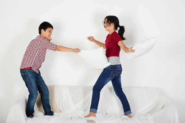 Gemelos Alegres Peleando Con Almohadas Sofá —  Fotos de Stock