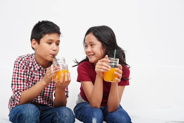 快乐的孩子喝橙汁和谈话 — 图库照片