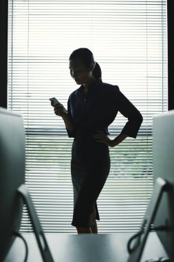 İş kadını okuma mesaj Smartphone silüeti zaman