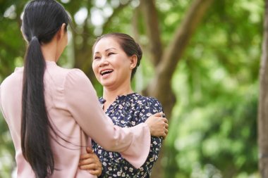 Vietnam kadın kıdemli kızını görmek mutludur