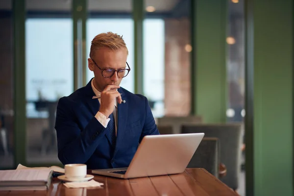 Pensativo Joven Empresario Gafas Lectura Información Pantalla Del Ordenador Portátil — Foto de Stock