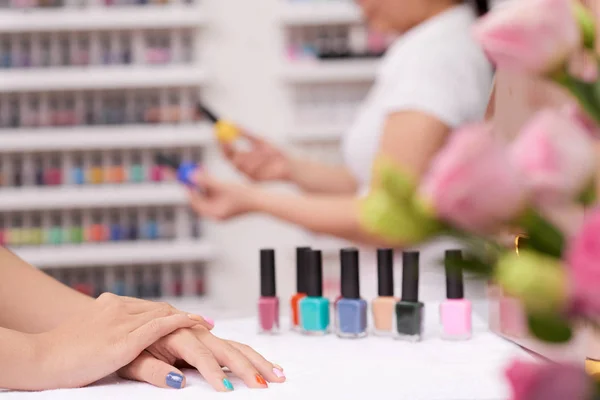 Manos Cliente Femenino Con Uñas Colores Salón Manicura —  Fotos de Stock