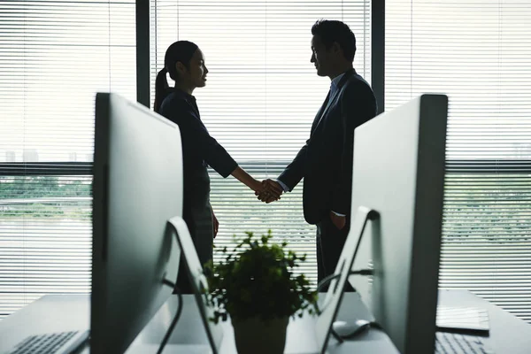 Partnerów Biznesowych Drżenie Rąk Przed Spotkaniem Biurze — Zdjęcie stockowe