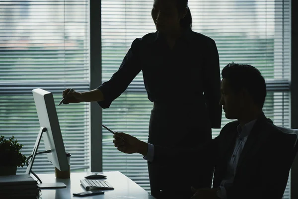 Silhouettes Business People Discussing Information Computer Screen — Stock Photo, Image