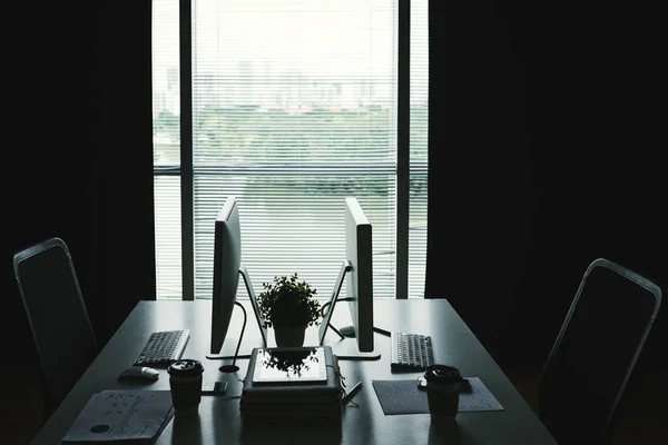 Office Tabel Met Twee Computers Zakelijke Documenten Koffie Cups — Stockfoto