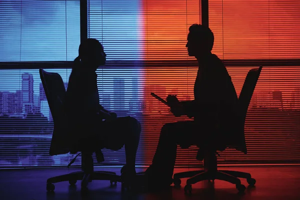 Silhuetas Senhora Negócios Ter Entrevista Emprego Fundo Cores Vermelhas Azuis — Fotografia de Stock