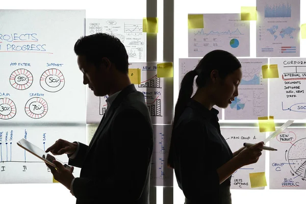 Business People Standing Back Back Analyzing Information Business Document Tablet — Stock Photo, Image