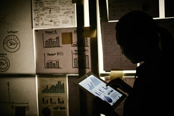 어두운 사무실에서 태블릿 컴퓨터에서 차트를 비즈니스 레이디 — 스톡 사진