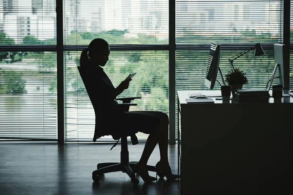 Silhouette Business Lady Sitting Her Table Reading Something Tablet Computer — Stock Photo, Image