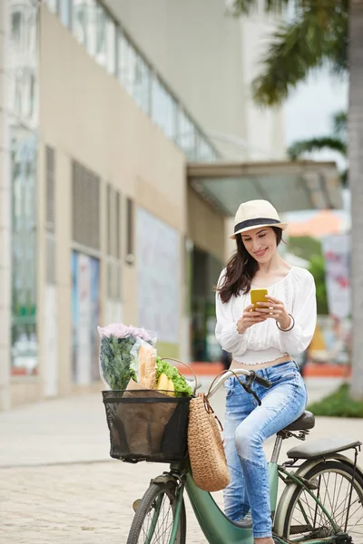 Mujer Usando Teléfono Móvil Mientras Está Sentado Bicicleta — Foto de Stock