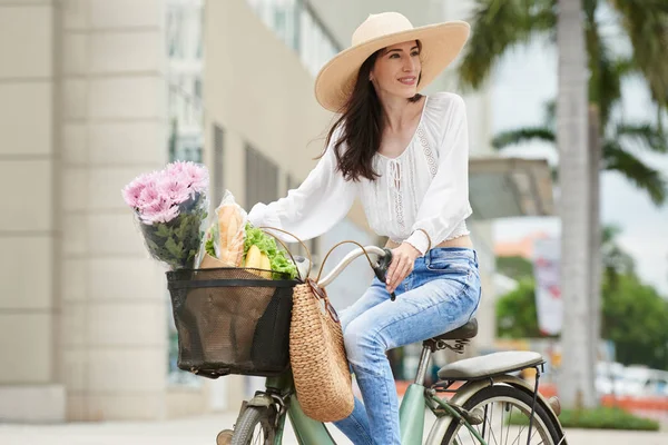 Linda Mujer Sombrero Montar Bicicleta — Foto de Stock