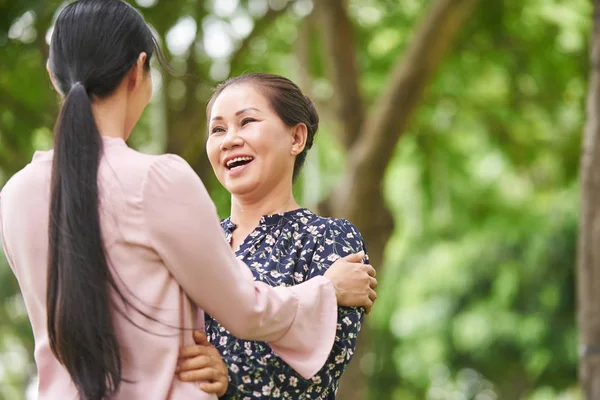Senior Wietnamski Kobieta Jest Szczęśliwy Aby Zobaczyć Jej Córka — Zdjęcie stockowe