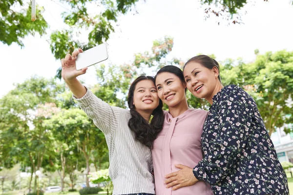 Teenage Vietnamese Girl Taking Selfie Her Mother Grandmother — Stock Photo, Image