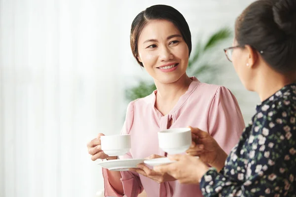 Sorridente Donna Vietnamita Che Beve Caffè Chiacchiera Con Madre Maggiore — Foto Stock