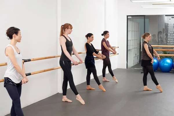 Mladé Ženy Snaží Kopírovat Balet Instruktor — Stock fotografie