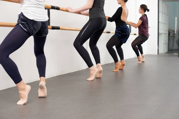 Frauen Stehen Ballettkurs Geländer — Stockfoto