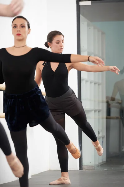 Gruppo Giovani Belle Donne Che Frequentano Classe Balletto — Foto Stock