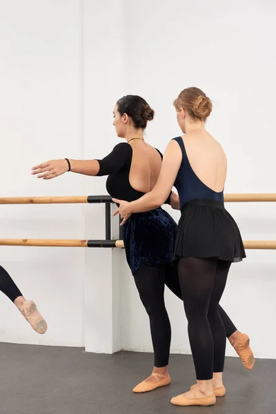 Ballet Trainer Aiutare Donna Fare Giusta Posizione — Foto Stock