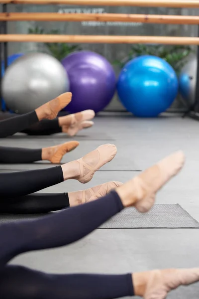 女性は床で運動を実行するバレエ シューズ — ストック写真