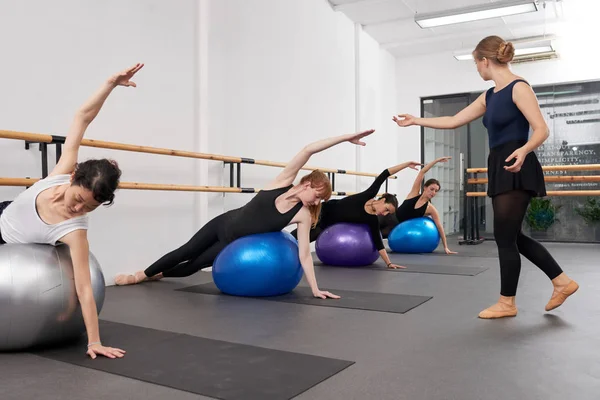 Nasıl Egzersiz Performans Kadınlar Topu Uygun Seyir Eğitmen — Stok fotoğraf