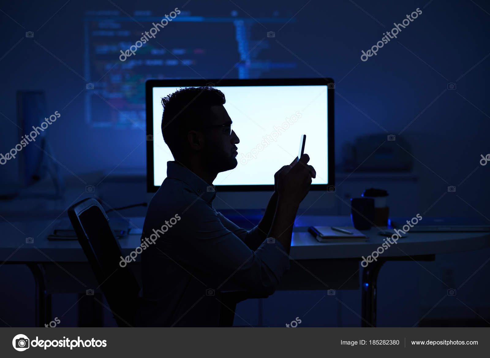 Silhueta Desenvolvedor Software Lendo Mensagem Texto Tela Computador  Brilhante — Foto © DragonImages #185282380, image size:1600x1168