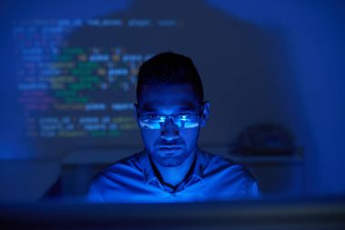 Bilgisayar ekranında kodu etme Hint yazılım test cihazı