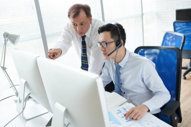 Bilgisayar ekranındaki bilgileri analiz hisse senedi brokerleri