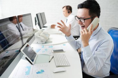 İyi haber telefonda söylemek Vietnamca stok komisyoncu heyecanlı
