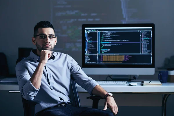 Programmatore Professionista Indiano Seduto Suo Tavolo Con Grande Monitor — Foto Stock