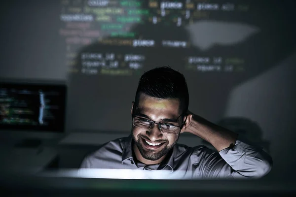 コンピューターの画面上のスクリプトを探しているソフトウェア開発者の笑みを浮かべてください — ストック写真