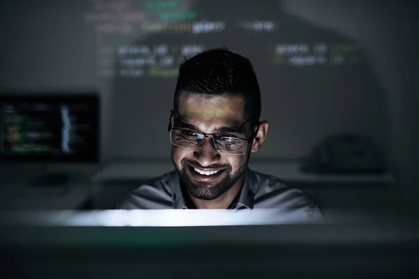 Jovem Indiano Feliz Desfrutando Programação Durante Toda Noite — Fotografia de Stock