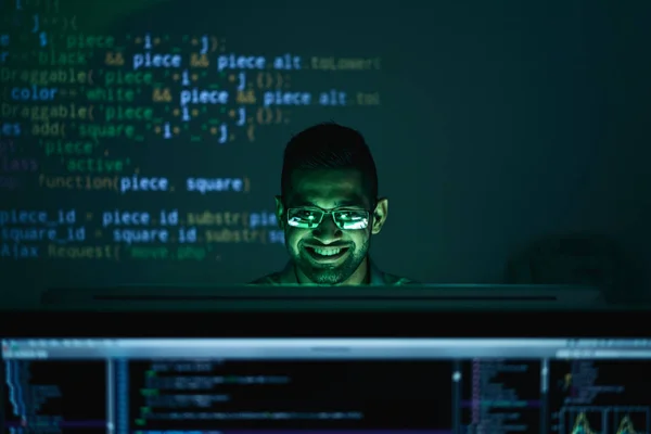 Joven Desarrollador Feliz Con Código Programación — Foto de Stock