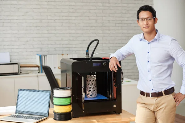 专业的越南设计师站在3D 打印机旁边 — 图库照片