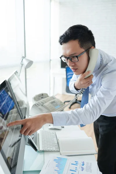 Vietnamese Stock Broker Calling Phone Reading Information Computer Screen — Stock Photo, Image
